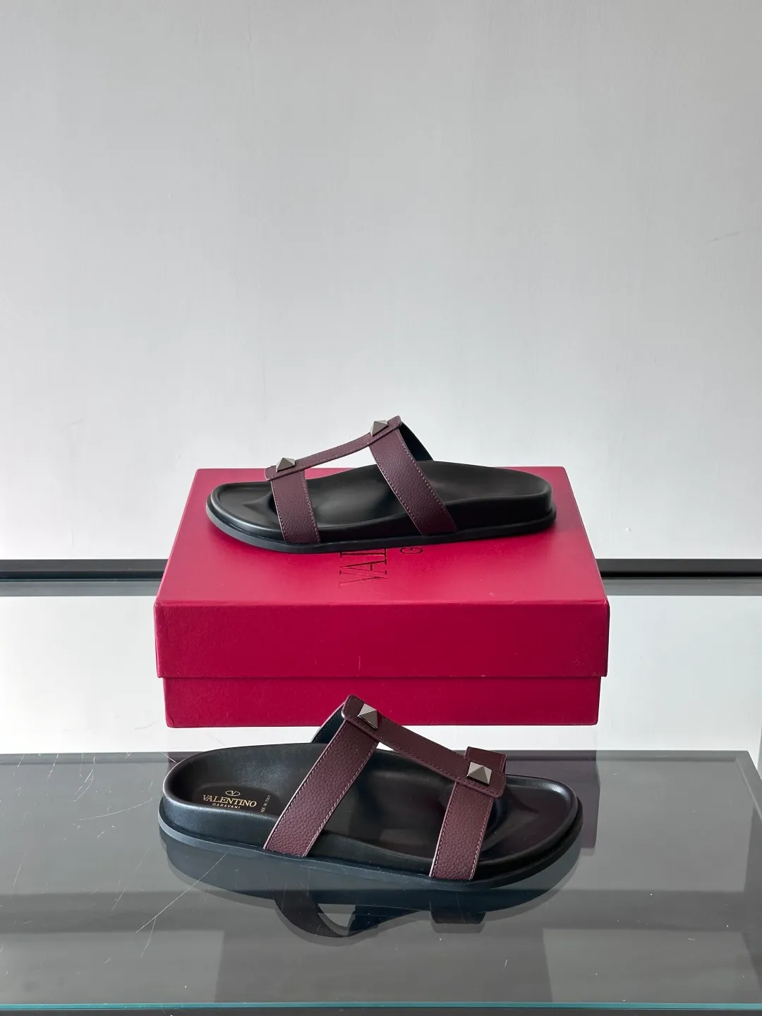 Men's shoes 💰p320 "VALENTINO" Valentino Men's 🧍‍♂️ Spring and summer new style metal rivet flat slippers, elegant sandals, the same style worn by celebrities, original molding, imported calfskin. Rubber outsole. Soft and durable, full set of counter packaging size: 39-44 (customized at 38.45.46)
